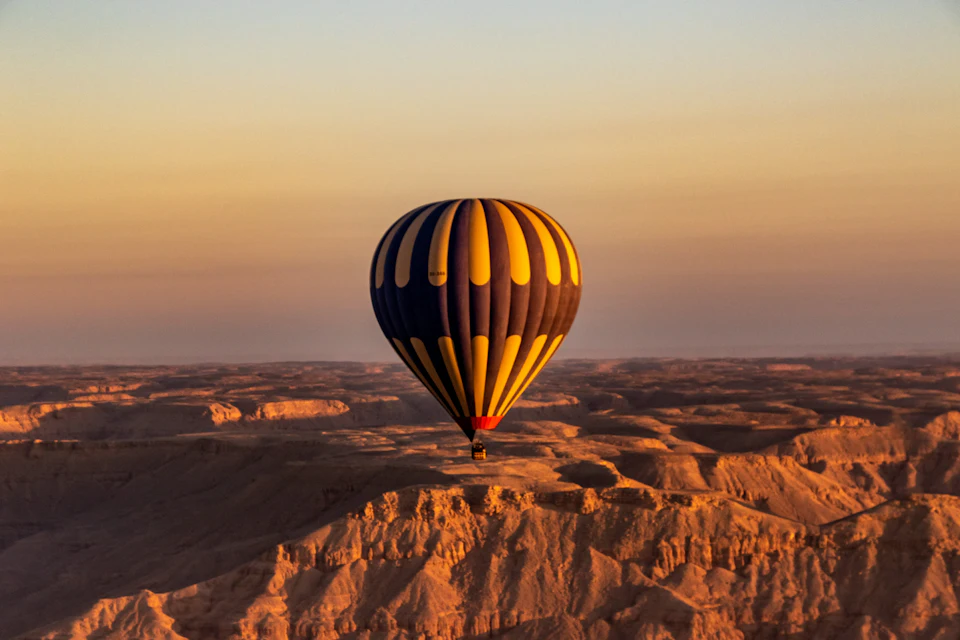 Globo aerostático al amanecer en Luxor