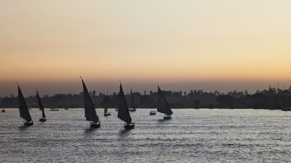Falucas en el Nilo al atardecer