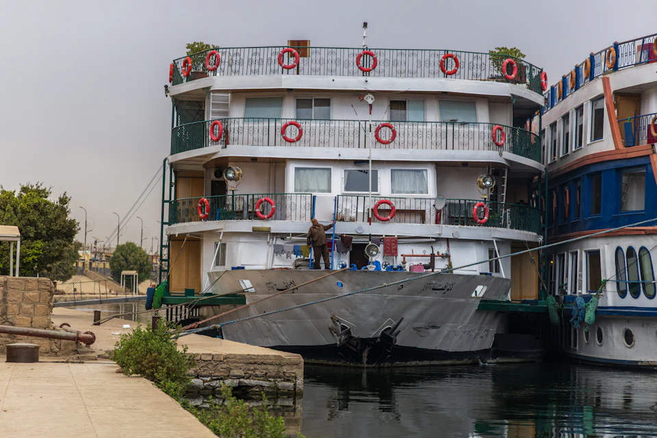 Crucero atracado en el Nilo