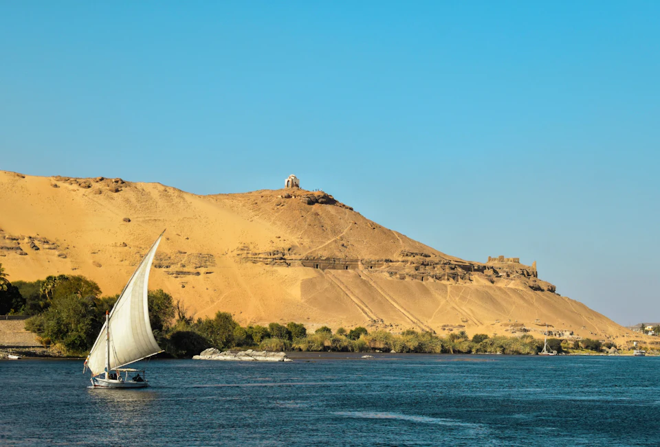 Faluca bajo las colinas del desierto de Asuán